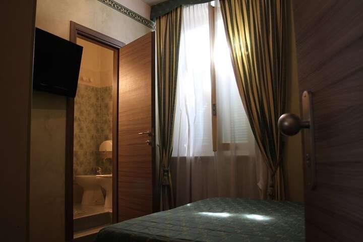 Room 5 of 33