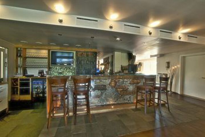 Lounge 8 of 17