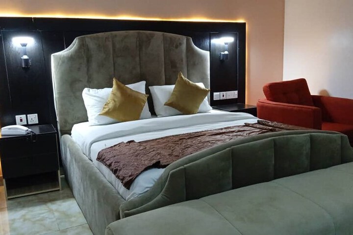 Room 8 of 33