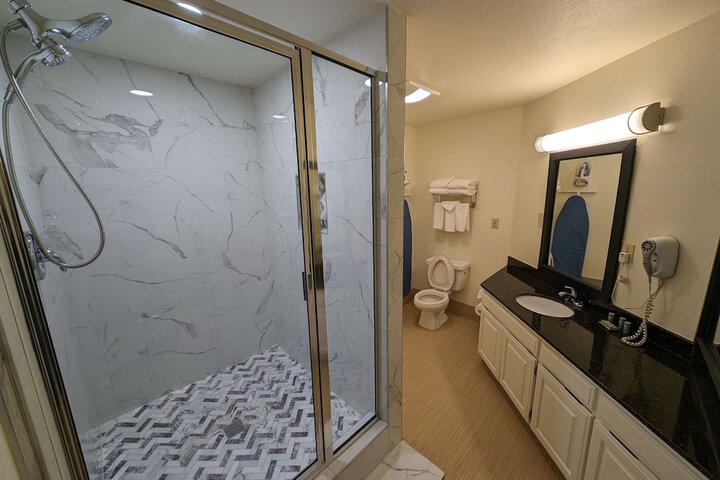 1 King Bed Microwave and Refrigerator WiFi Continental Breakfast (13 of 26)