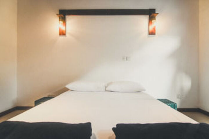Room 13 of 33