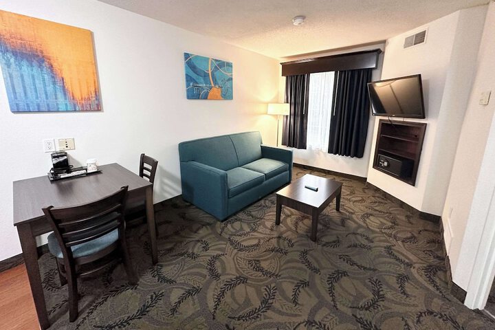 1 Queen Bed Efficiency Suite (32 of 54)