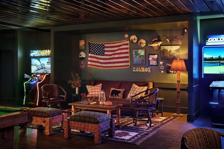 Lounge 42 of 58