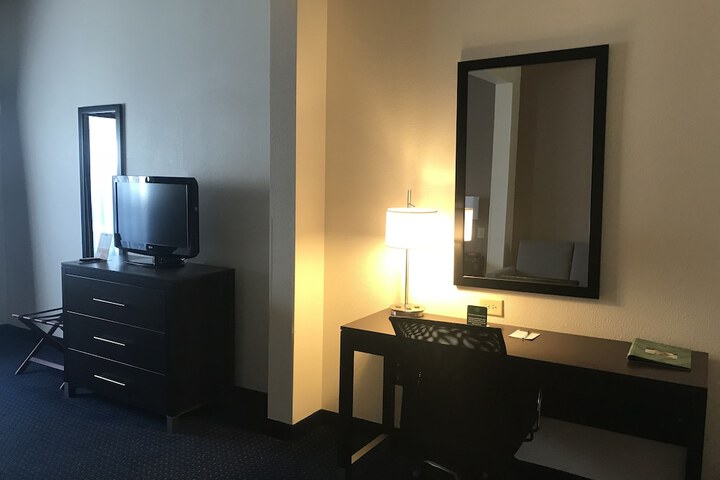 1 King Bed (5 of 8)