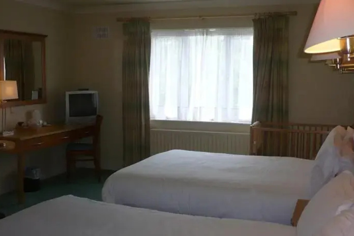 Room 5 of 9