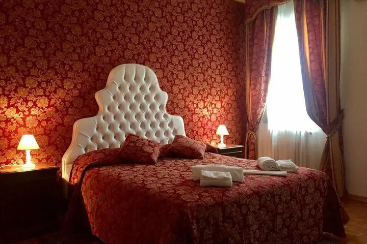 Room 4 of 13