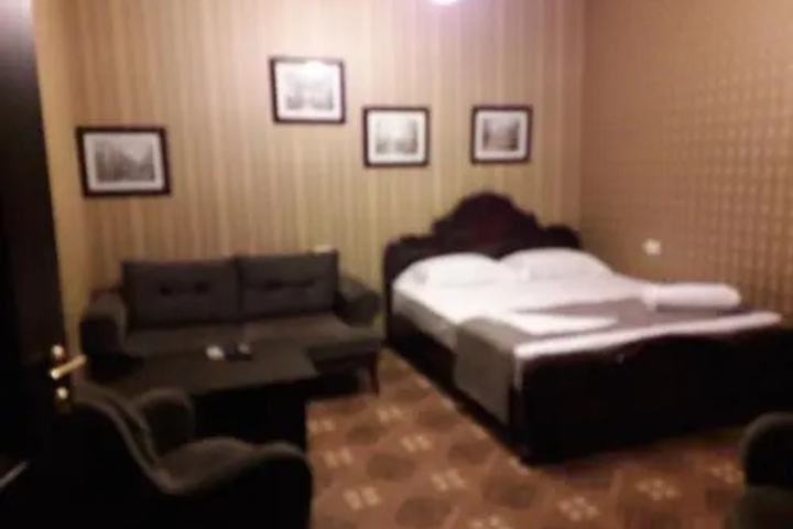 Room 6 of 18