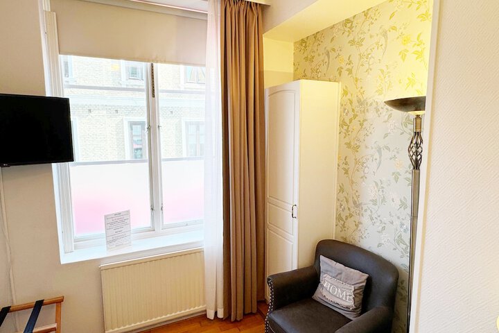 Room 45 of 212
