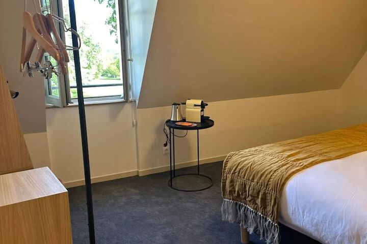 Room 4 of 109