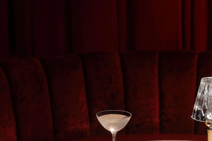 Lounge 165 of 224