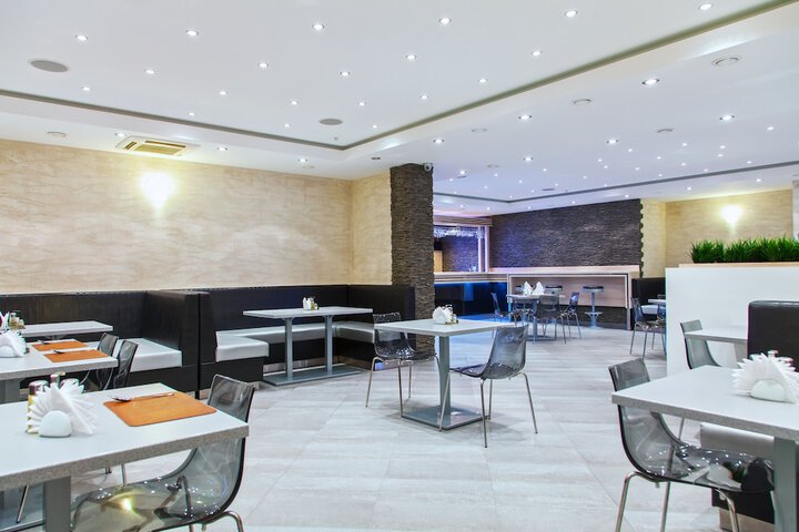 Lounge 117 of 122