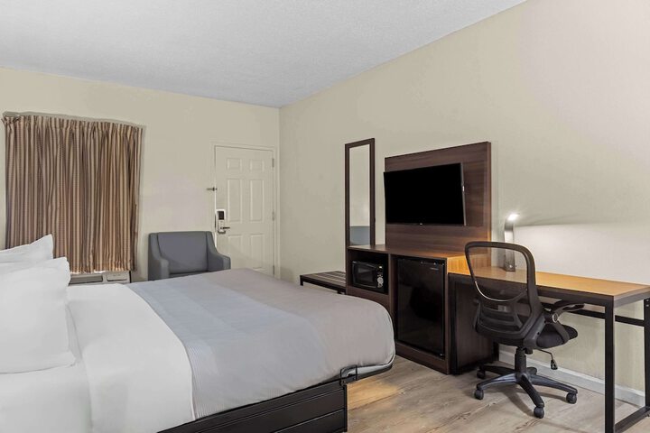 1 King Bed (1 of 14)
