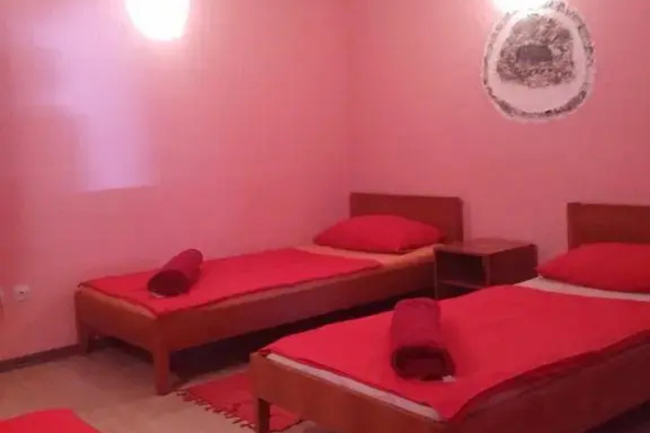 Room 5 of 8