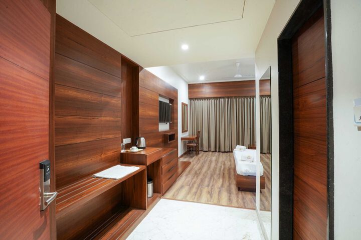 Room 11 of 25
