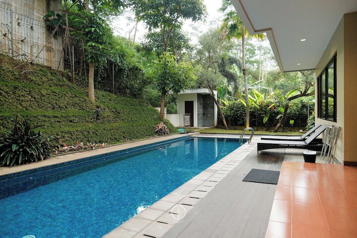 Hotel with Pool