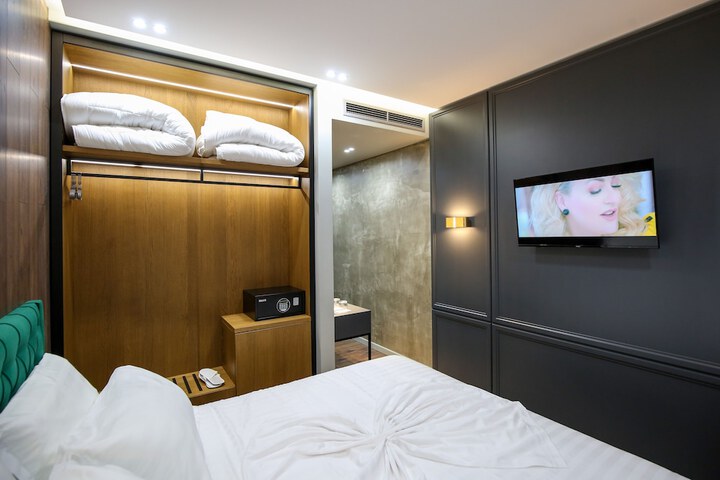 Room 15 of 33