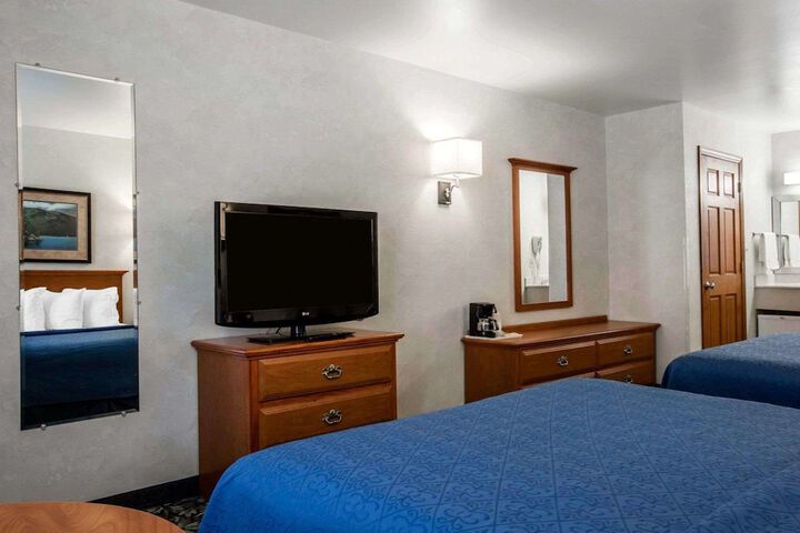 2 Queen Beds (10 of 19)