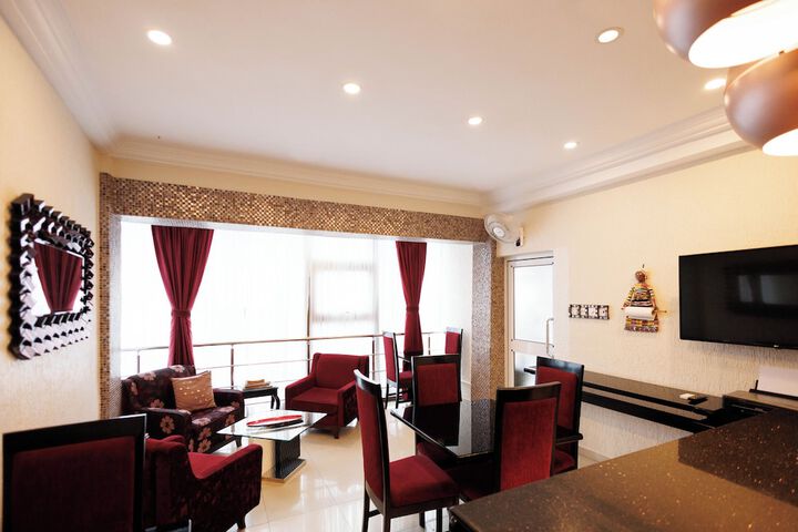 Lounge 84 of 89