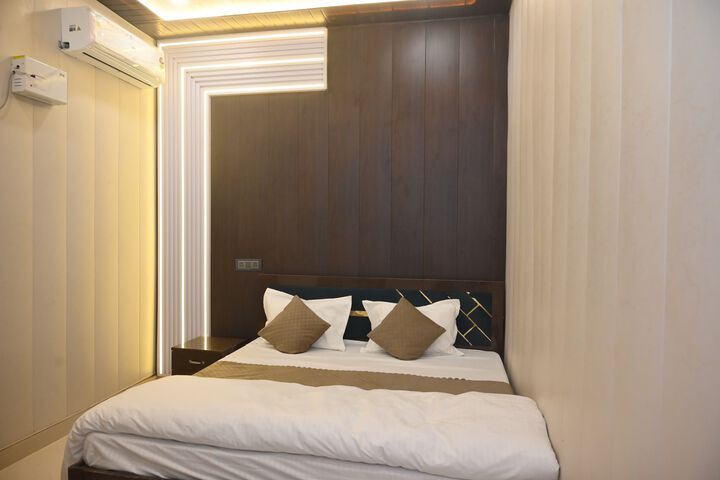 Room 2 of 37