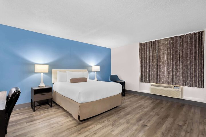 1 Queen Bed (10 of 21)