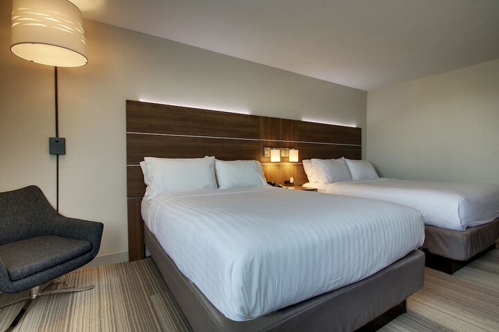 2 Queen Beds (28 of 36)