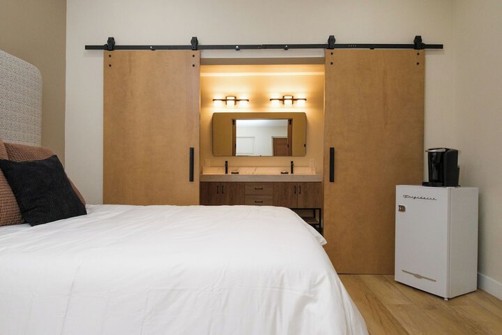 Room 4 of 33
