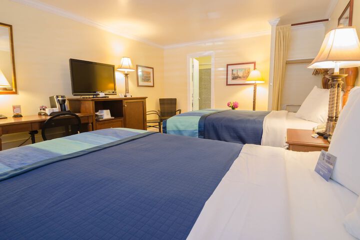 1 Queen Bed (2 of 11)