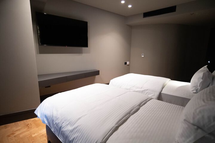 Room 5 of 163