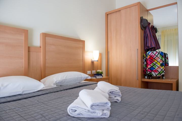 Room 7 of 32