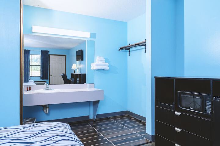2 Queen Beds (1 of 10)