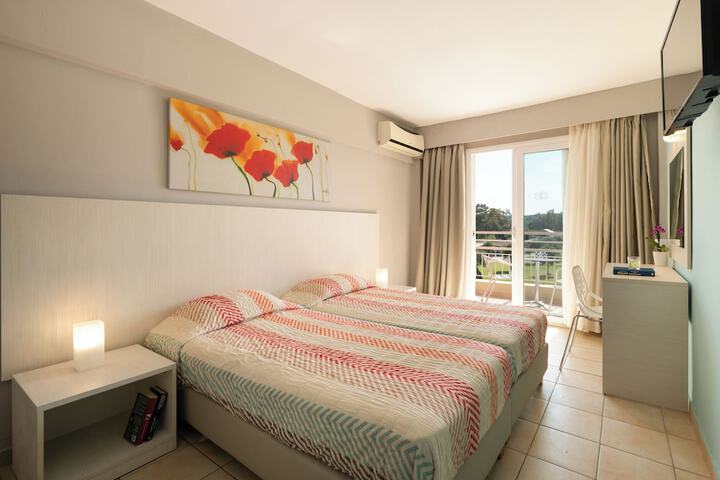 Room 4 of 90
