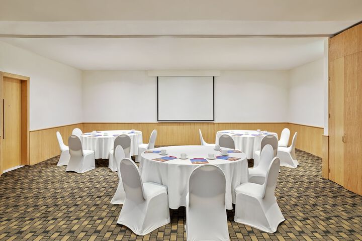 Business Center 21 of 24