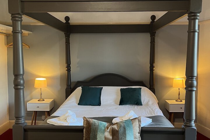 Room 25 of 37