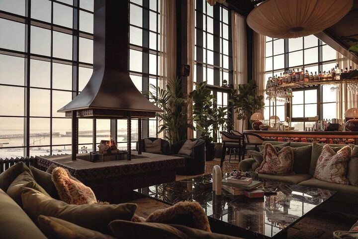 Lounge 54 of 62