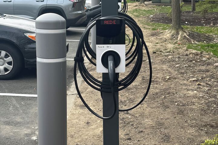 Electric vehicle charging station