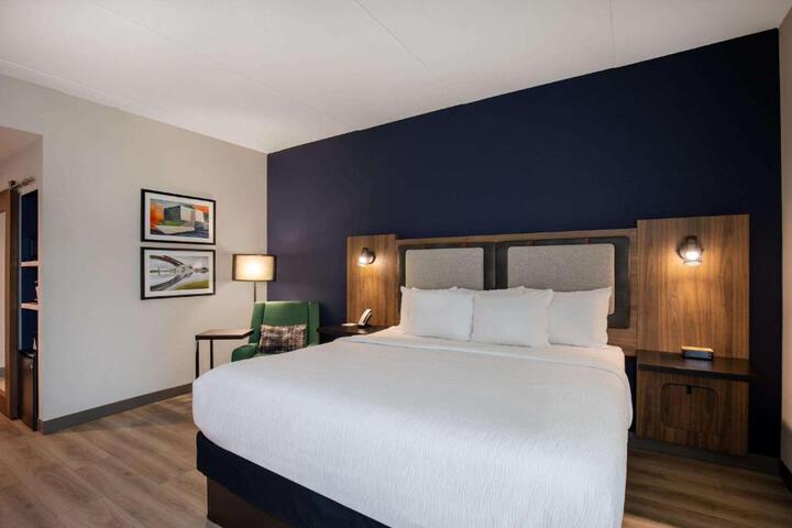 1 King Bed (11 of 16)