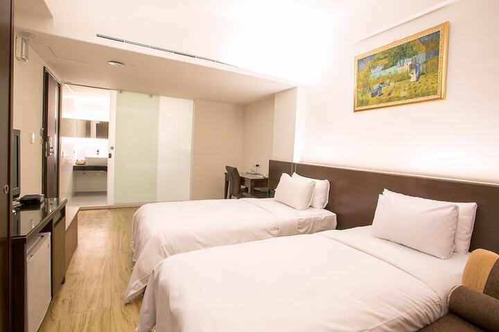 Room 4 of 25