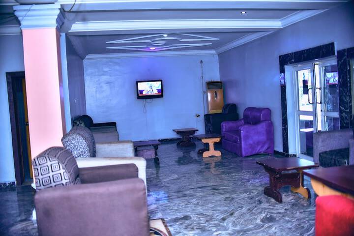 Lounge 32 of 34