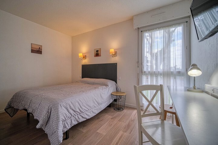 Room 10 of 42