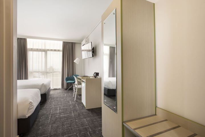 Room 10 of 34