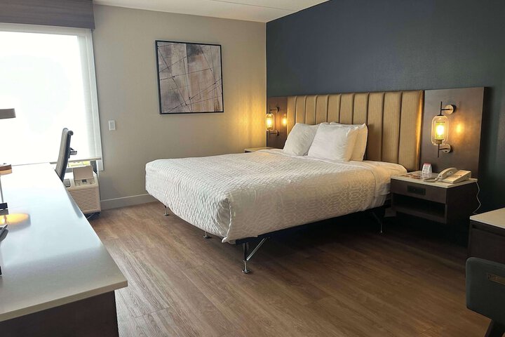 1 King Bed Sofa Bed Desk Microwave and Refrigerator WiFi Keurig Coffee Maker Full Breakfast (4 of 6)
