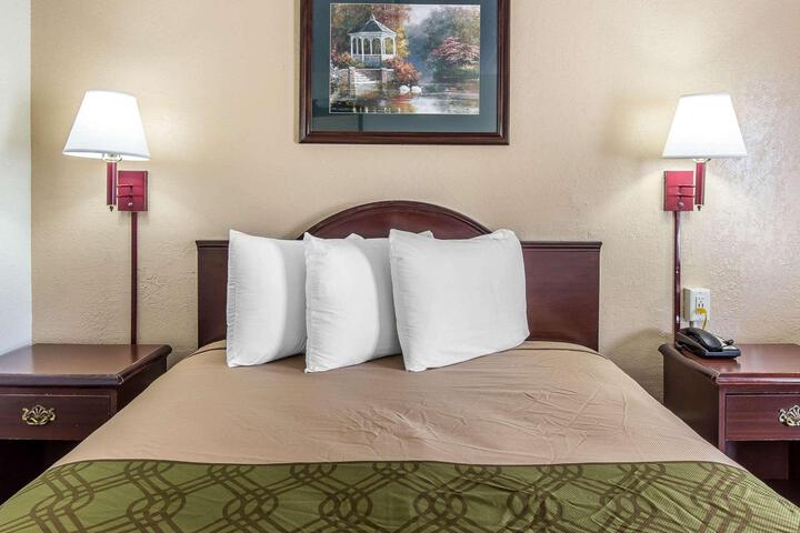 1 Queen Bed (5 of 12)