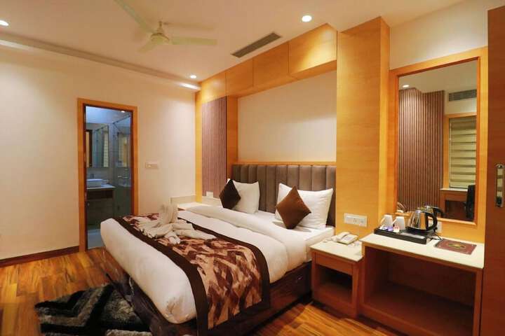 Room 4 of 8