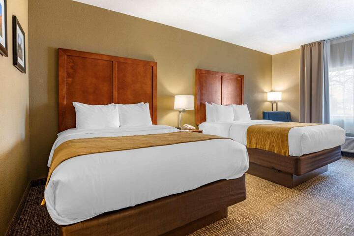 2 Queen Beds (7 of 9)