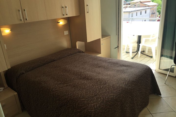 Room 6 of 34