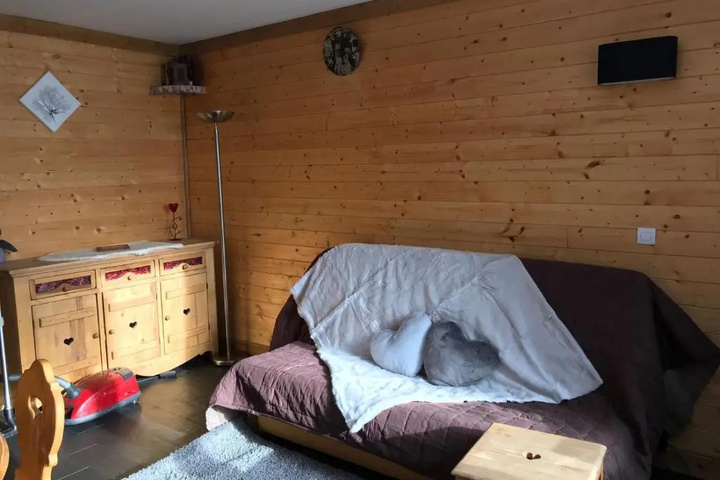 Room 2 of 9