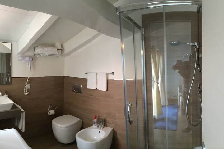 Room 6 of 18