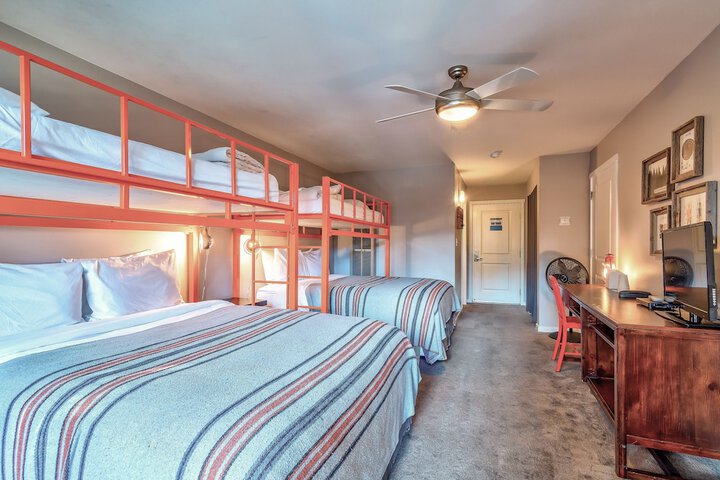 2 Queen Beds (10 of 13)