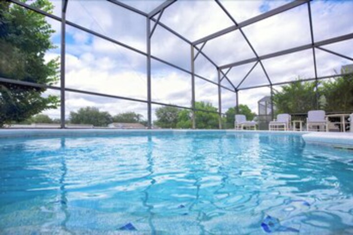 Cozy & Charming Gated Family Style Home W / Pool