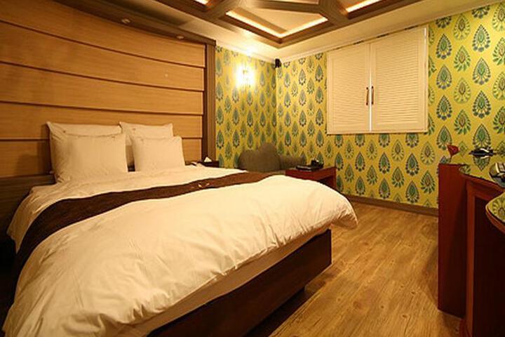 Room 2 of 6